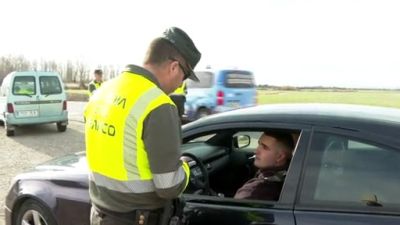 La Guardia Civil realiza un control de carretera.