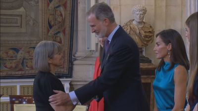 María José Arbués, recibe la condecoración de manos del rey Felipe VI.