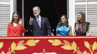 Los Reyes y las infantas saludan desde el balcón del Palacio Real en la conmemoración de los 10 años de Felipe VI.