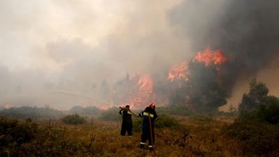 Imagen de archivo de unos bomberos extinguiendo un incendio cerca de Atenas, Grecia.