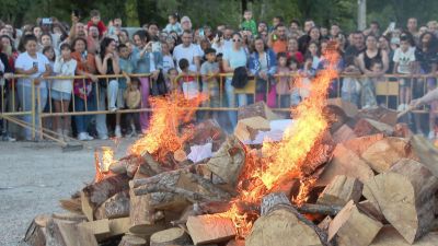 Imagen de la hoguera de Las Fuentes preparada para encender. / Aragón TV
