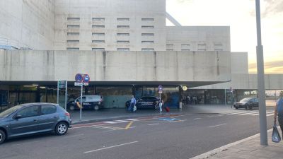 Varios vehículos de Policía Nacional en las inmediaciones de la Estación de Delicias. / AN