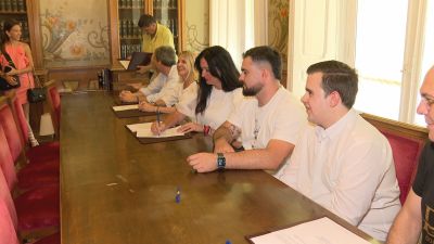 Firma de las peñas con el Ayuntamiento de Huesca. / Aragón TV