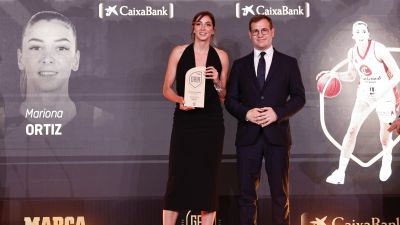 Mariona Ortiz recibe el premio a Mejor Jugadora Nacional.