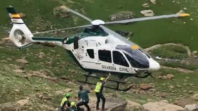 Momento en el que el Greim y la unidad aérea rescatan el cuerpo sin vida del ciudadano inglés. / Guardia Civil