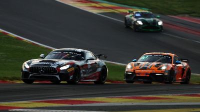 El Mercedes-AMG GT4 de Guillermo Aso (izquierda), en un momento de la prueba.
