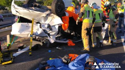 Efectivos de Bomberos de la DPZ y Protección Civil en el lugar del siniestro. / Diputación de Zaragoza