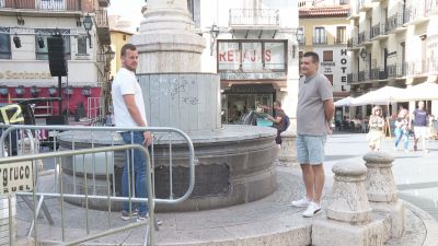 Javier Herrero y Moisés Sánchez, encargados de la puesta del pañuelo al Torico. / Aragón TV