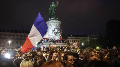 Cientos de franceses celebraron la victoria de la izquierda en la plaza de la República, en París. / EFE. EPA. YOAN VALAT
