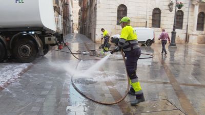 Los operarios de la localidad han retirado desde primera hora de la mañana las 95 toneladas de residuos que han dejado estos tres días de fiestas. / Aragón Noticias