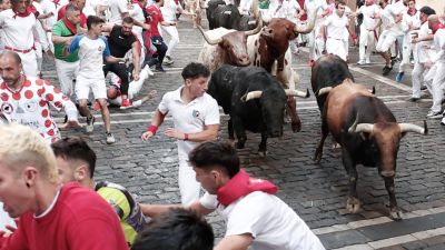 Los toros de la ganadería de Fuente Ymbro a su llegada a la curva de Mercaderes en el cuarto encierro de los Sanfermines este miércoles en Pamplona. / EFE