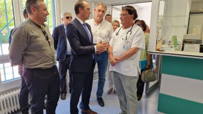 El consejero de Sanidad ha visitado este miércoles el centro sanitario de Utrillas. / Gobierno de Aragón