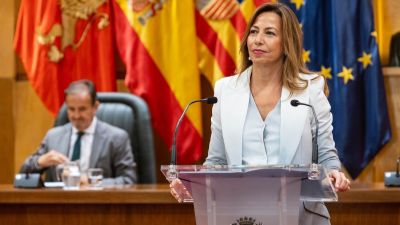 La alcaldesa de Zaragoza, Natalia Chueca, este jueves el Salón de Plenos. / Ayuntamiento de Zaragoza.