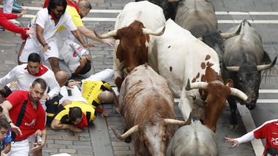 Ninguno de los heridos en el encierro del sábado lo ha sido por asta de toro. (EFE/Villar López)
