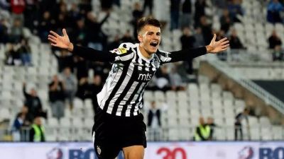 Samed Bazdar celebra un gol con el Partizán de Belgrado.