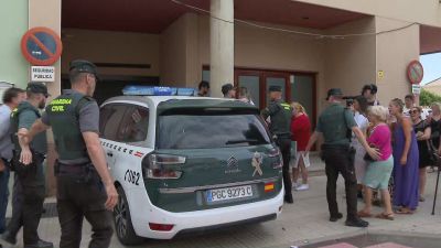 El detenido ha sido trasladado hasta el juzgado de Ejea de los Caballeros en el interior de un vehículo de la Guardia Civil. / Aragón TV