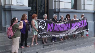 Un centenar de personas se ha reunido en la Plaza de España para condenar los últimos casos de violencia de género que se han registrado, uno de ellos en Aragón. / Aragón Noticias
