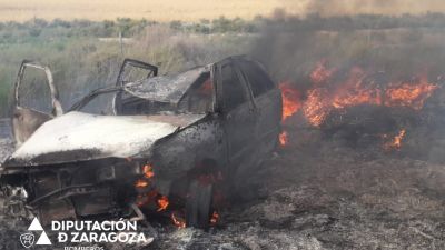 El turismo ha quedado calcinado. | Diputación de Zaragoza