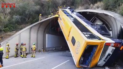El autobús accidentado ha cortado por completo el tráfico en la C-32. / Bomberos Generalitat de Cataluña