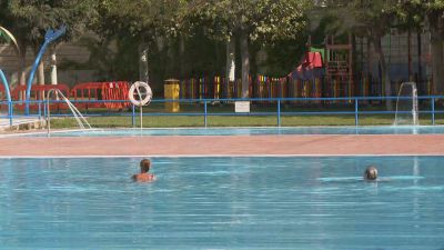 Las piscinas municipales de Zaragoza reducirán el precio de la entrada mientras dure la ola de calor. / Aragón TV