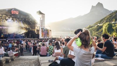 Una menor en el recinto del festival Pirineos Sur en el pantano de Lanuza (Huesca). / Jaime Oriz