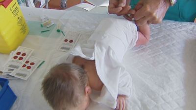 Un sanitario realiza la prueba del talón a un recién nacido. / Aragón TV