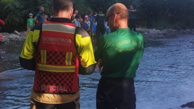 Un grupo de 23 menores y dos monitores han sido rescatados cuando se bañaba en Biescas ante la crecida del Río Gállego. / Aragón Noticias