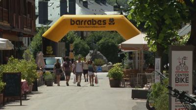 Los corredores y sus familias llenan durante todo el fin de semana el valle de Benasque. / Aragón TV