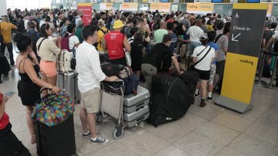 Colas interminables de pasajeros este viernes en la Terminal1 del aeropuerto de El Prat de Barcelona. / EFE