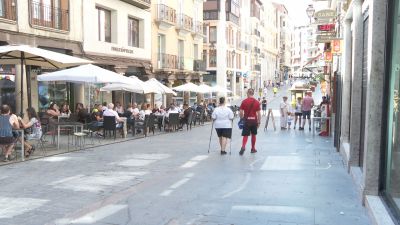 Varios viandantes este domingo por las calles de Teruel. / Aragón TV
