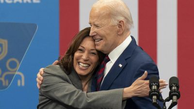 Kamala Harris con Joe Biden en un acato de campaña el pasado mes de marzo. / Allison Joyce (EFE)
