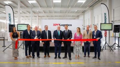 El consejero de Fomento, Logística, Vivienda y Cohesión Territorial del Gobierno de Aragón, Octavio López, y el director general de XPO Logistics para el sur de Europa y Marruecos, Massimo Marsili, en la inauguración de las instalaciones de la empresa en Plaza. / XPO LOGISTICS