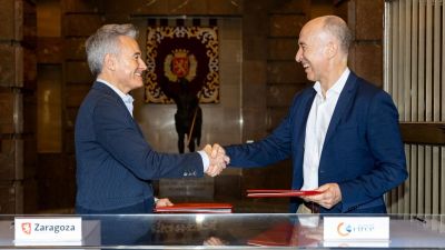 Serrano y Llombart se estrechan la mano en la firma del acuerdo entre el Ayuntamiento de Zaragoza y CIRCE. / Ayuntamiento de Zaragoza. Miguel G. García