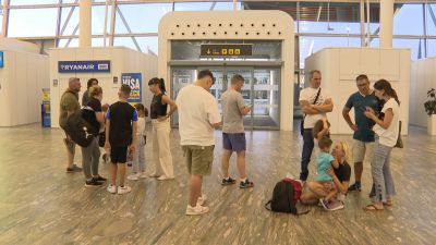 Algunos de los afectados en el Aeropuerto de Zaragoza tras sufrir la cancelación de su vuelo a Cluj-Napoca. / Aragón TV