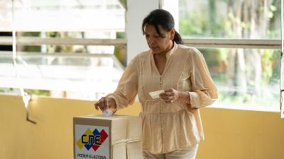 Una mujer votando en Caracas. / EFE
