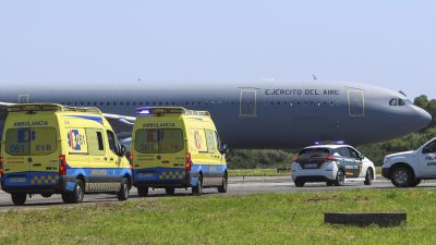 Los supervivientes del 'Argos Georgia' han aterrizado en Santiago de Compostela.  (EFE/Xoán Rey)