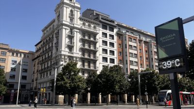 Un termómetro indica 39 grados en la plaza de España de Zaragoza, durante la ola de calor de julio. / Europa Press
