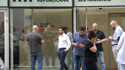 El presidente de la Generalitat, Pere Aragonès (de blanco), durante un descanso de la reunión, en la sede de ERC./ Europa Press