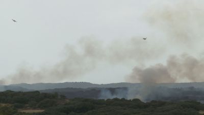 Medios aéreos trabajando en la zona afectada por el incendio.
