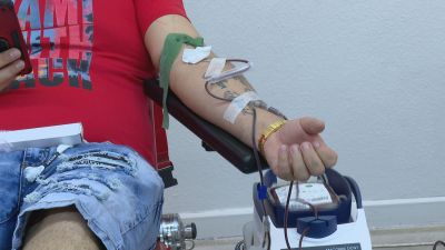 Una de las personas que ha donado sangre en Huesca este miércoles. / Aragón TV