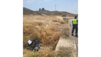 La moto ha caido por el talud. / Guardia Civil