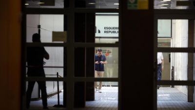 Vista de la entrada de la sede central de ERC en Barcelona. (EFE/Alberto Estévez)