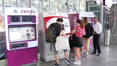 Varias personas sacando billetes de Renfe. / Aragón TV