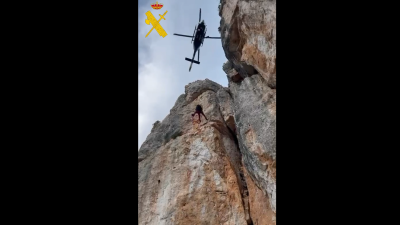 Una agente desciende desde el helicóptero al lugar del accidente. / Guardia Civil Teruel