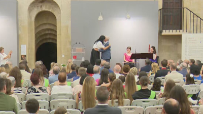 La alcaldesa de Huesca impone la Parrilla de Oro al alcalde de Tarbes. / Aragón TV