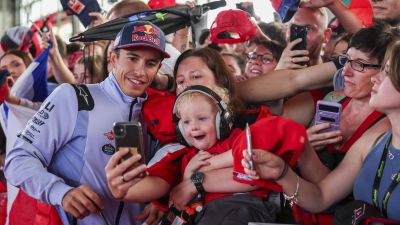 Marc Márquez se hace una foto con unos aficionados.