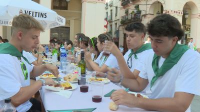 Un grupo de jóvenes almuerza en el centro de Huesca./ Aragón TV