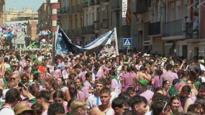 Peñistas en la cabalgata de San Lorenzo./ Aragón TV