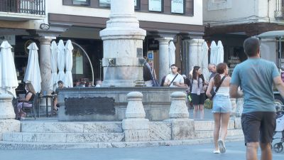 Unos turistas pasean por la plaza del Torico de Teruel. / Aragón TV