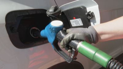 Llenar el depósito cuesta menos este verano respecto al anterior. / Aragón TV